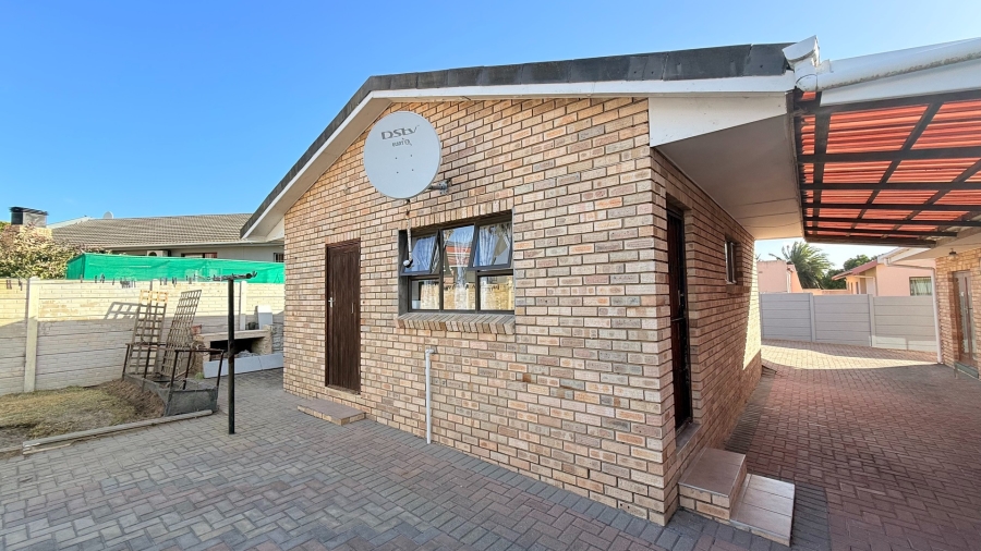 To Let 3 Bedroom Property for Rent in Heiderand Western Cape